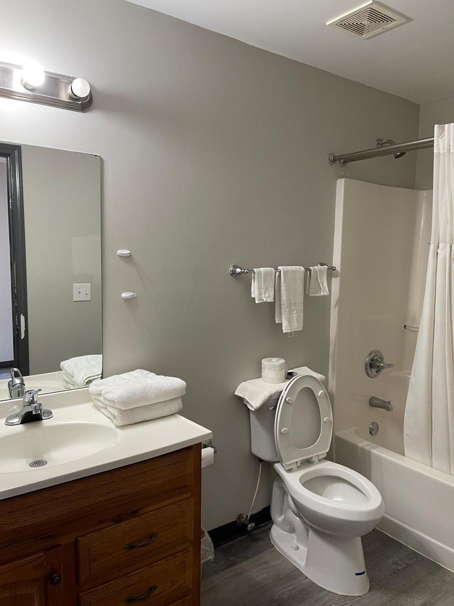 High Falls Inn & Suites Buitenkant foto