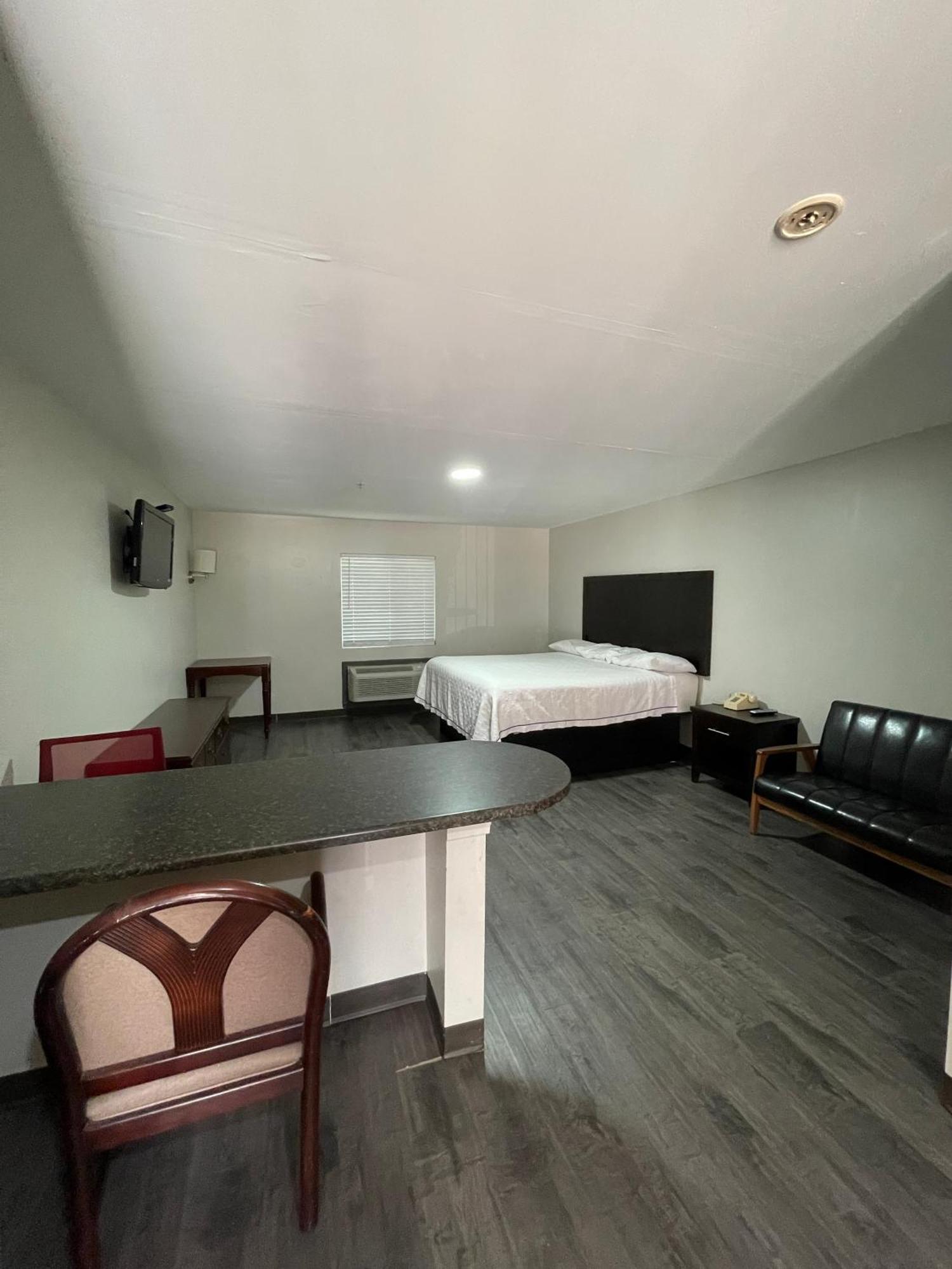 High Falls Inn & Suites Buitenkant foto