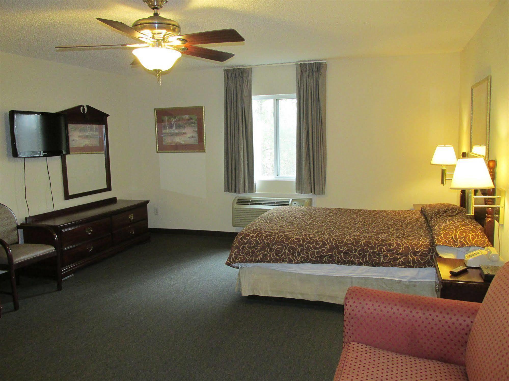 High Falls Inn & Suites Buitenkant foto
