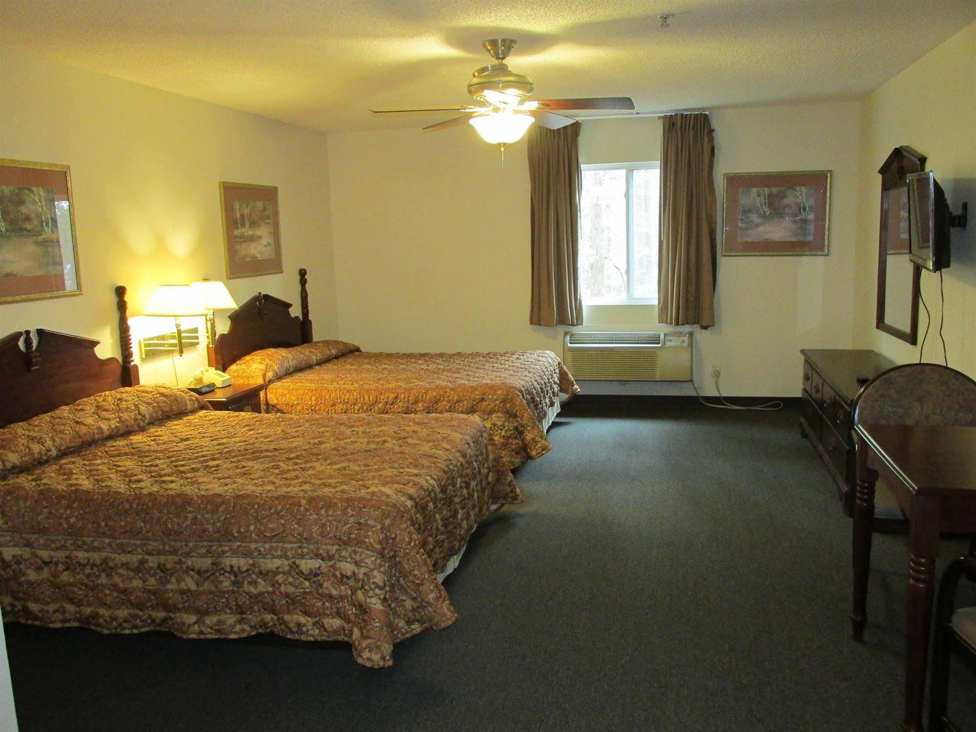 High Falls Inn & Suites Buitenkant foto