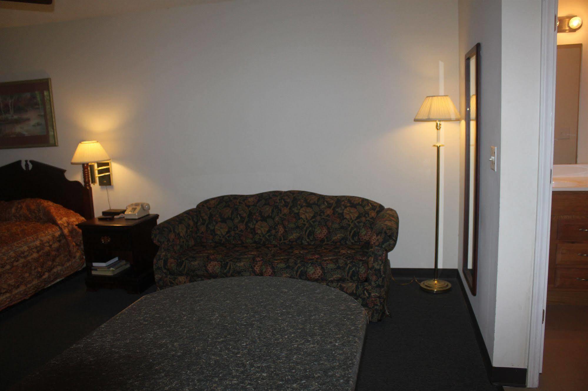High Falls Inn & Suites Buitenkant foto