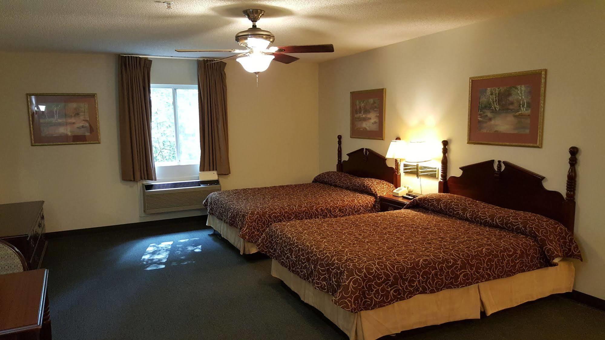High Falls Inn & Suites Buitenkant foto