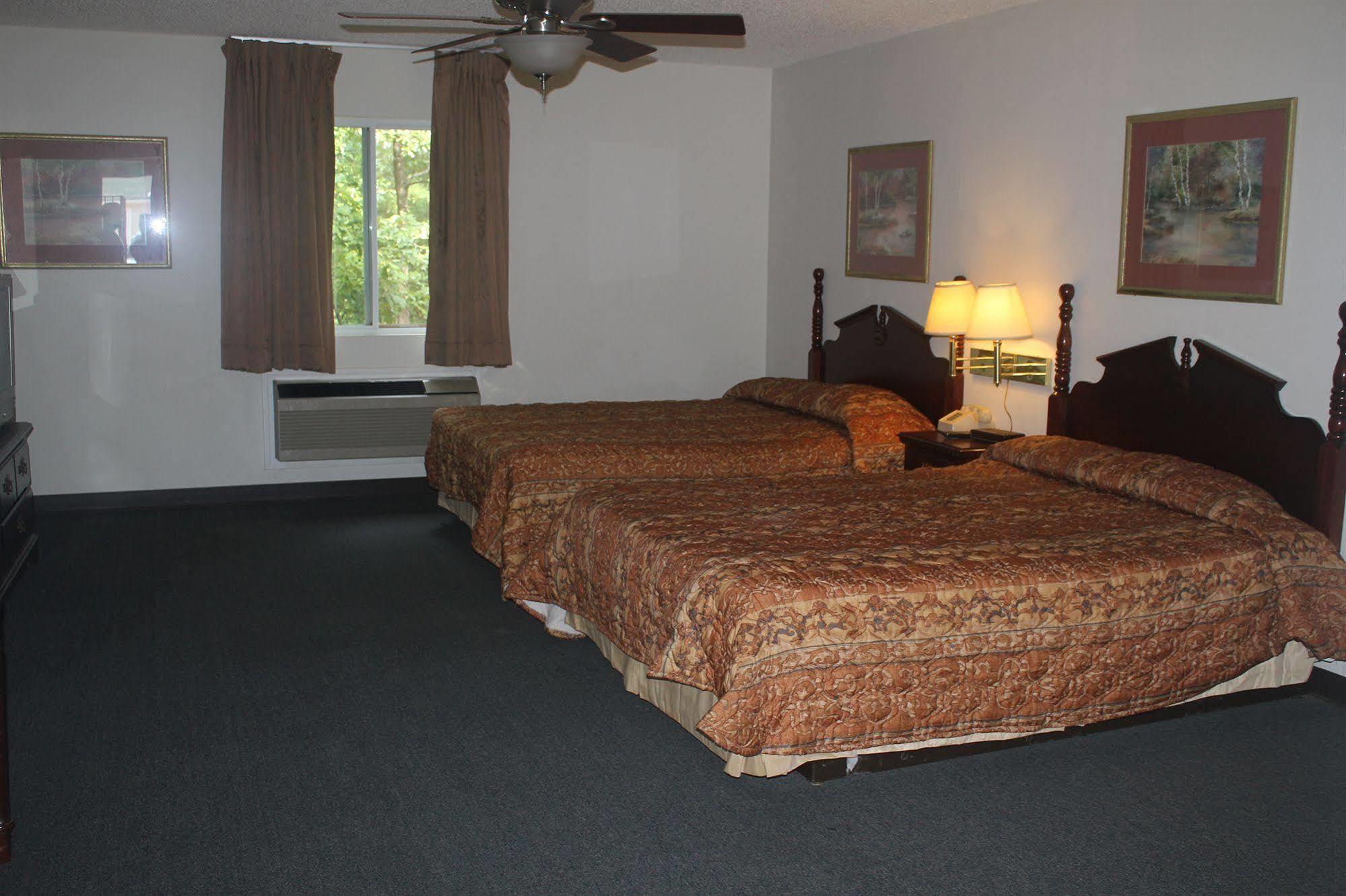 High Falls Inn & Suites Buitenkant foto