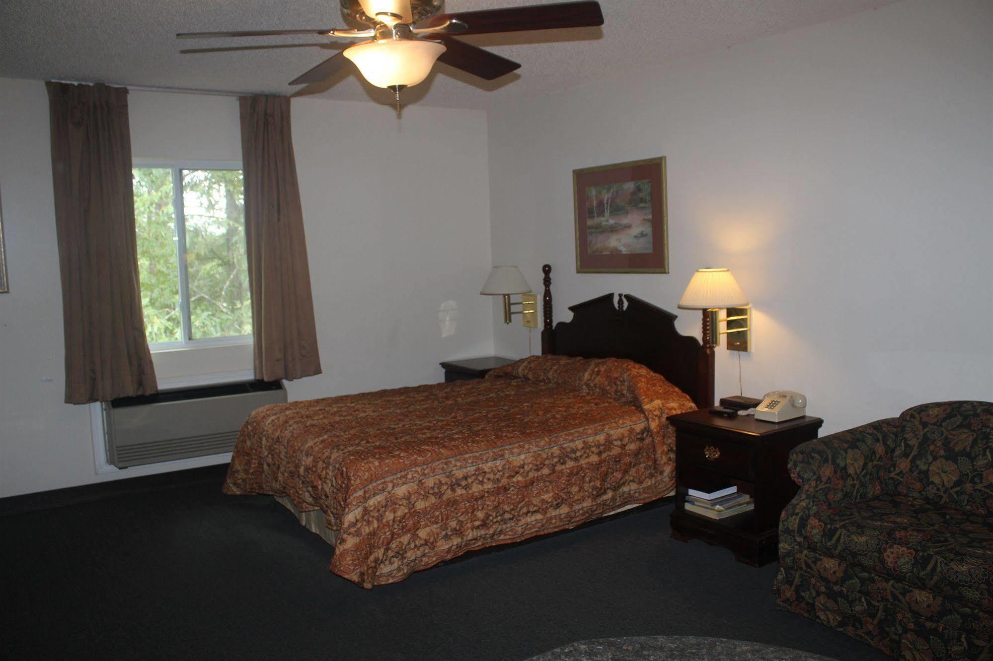 High Falls Inn & Suites Buitenkant foto